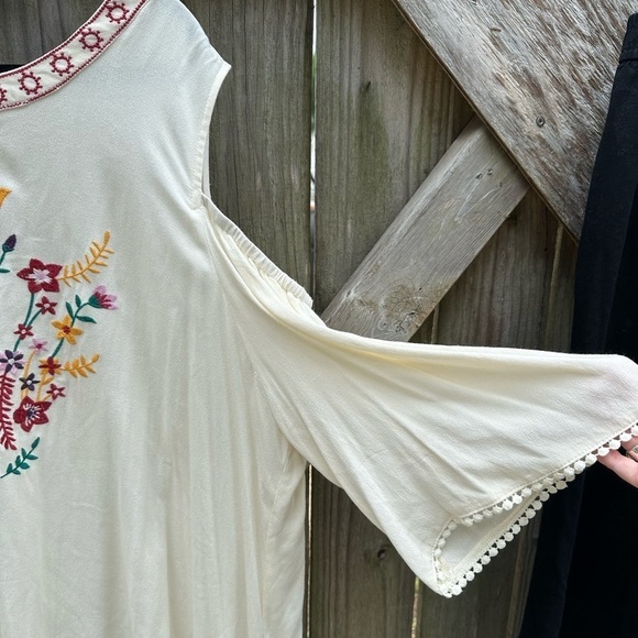 Oddy Boho Plus Size Flowy Embroidered Cold Shoulder Cream Tunic Blouse - Picture 2 of 8